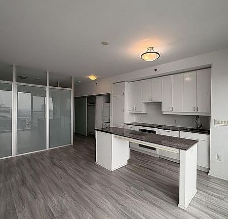 5th image of 426 University Ave #3909