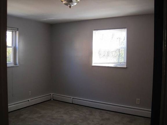 Lg Br w/2 windows