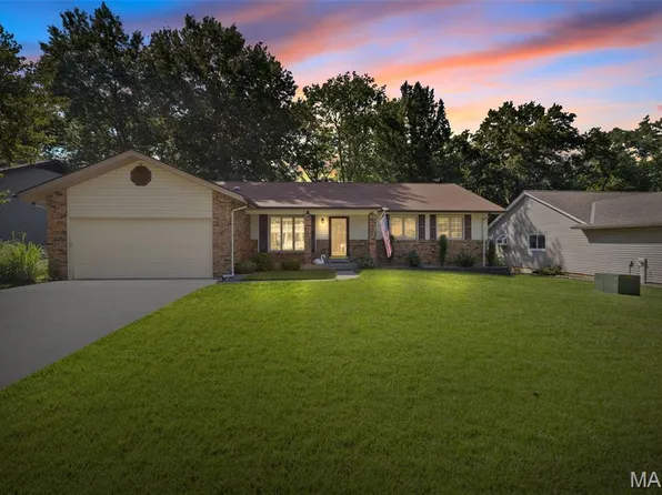 882 San Sebastian Dr, Fenton, MO 63026