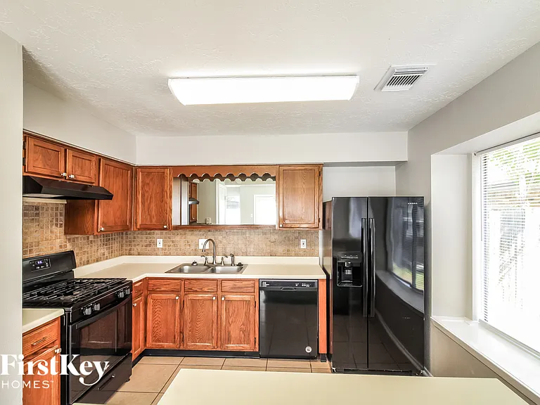 1023 Huntington Dr — Photo 6