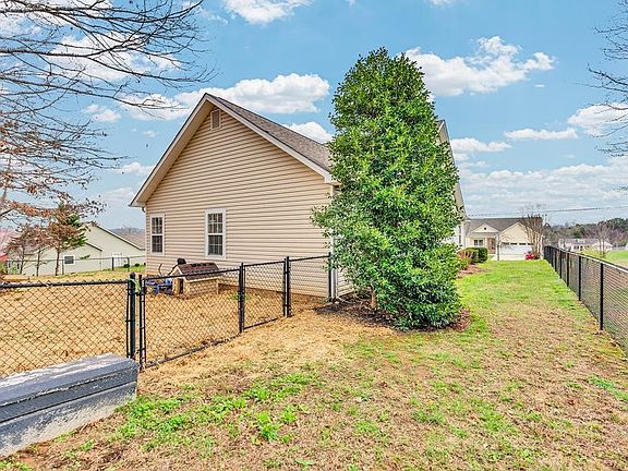 3rd image of 821 Honeysuckle Ln