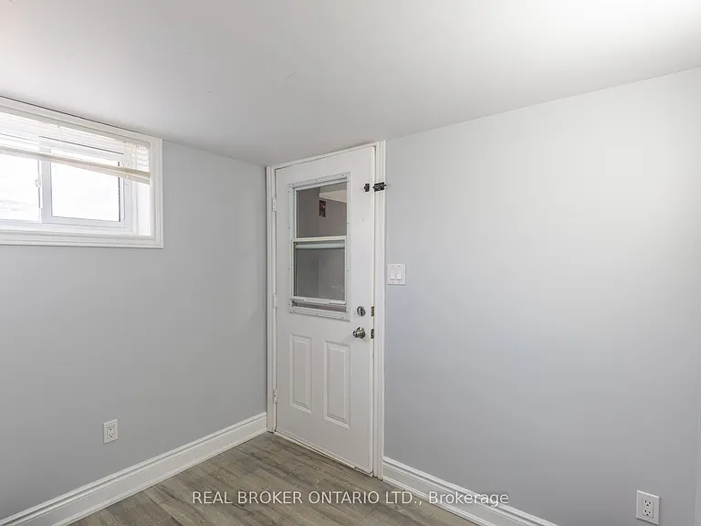 32 Grove St W #3 — Photo 9