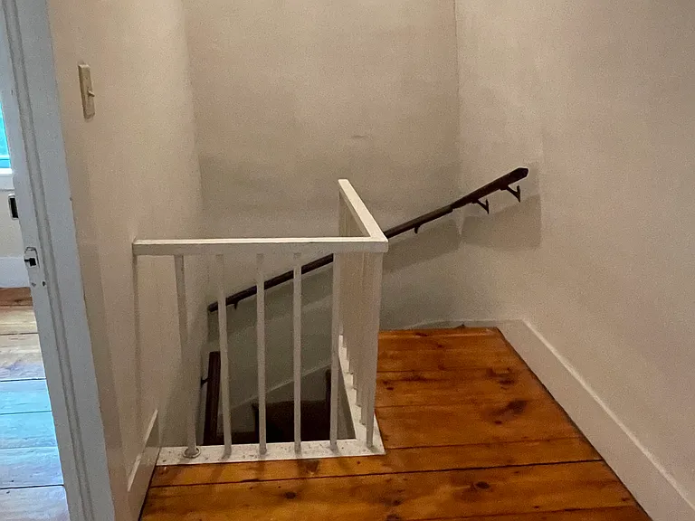 Back stairwell access to basement/laundry