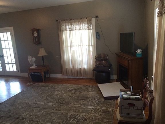 4th image of 404 Sycamore St APT 3