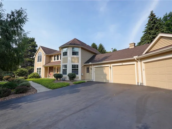 9 Foxboro Ln, Fairport, NY 14450