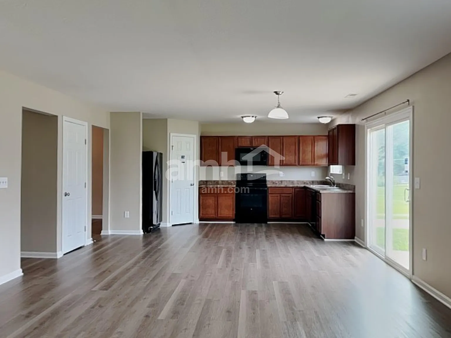 4 bed, 2.5 bath, 2258 sqft, $2,300 — Photo 3