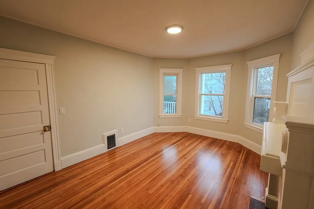 3 bed, 1.0 bath, 1100 sqft, $3,300 — Photo 4