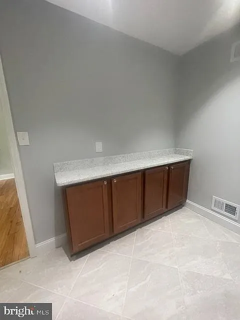 5 bed, 2.5 bath, 2100 sqft, $2,995 — Photo 4