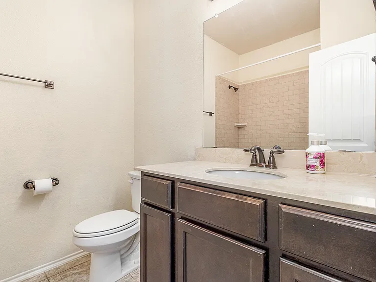 208 Whitman Dr — Photo 16