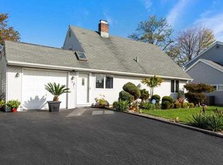 31 Rainbow Ln, Levittown, NY 11756