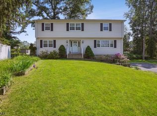 2 Llewellyn Ct, Whippany, NJ 07981