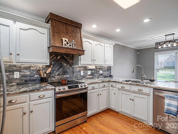 5th image of 306 Wellington Dr