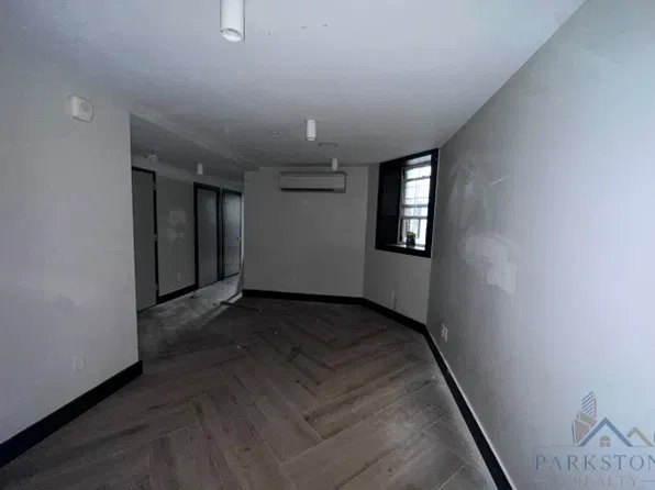 41 Van Wagenen Avenue image 1 of 14