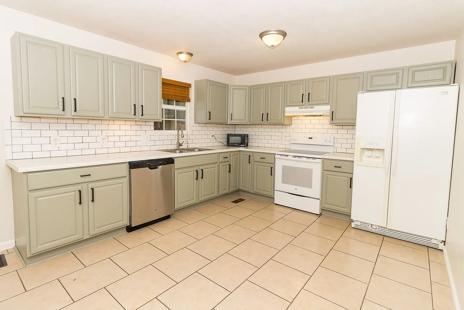 3 bed, 1.0 bath, 1400 sqft, $1,795 — Photo 2