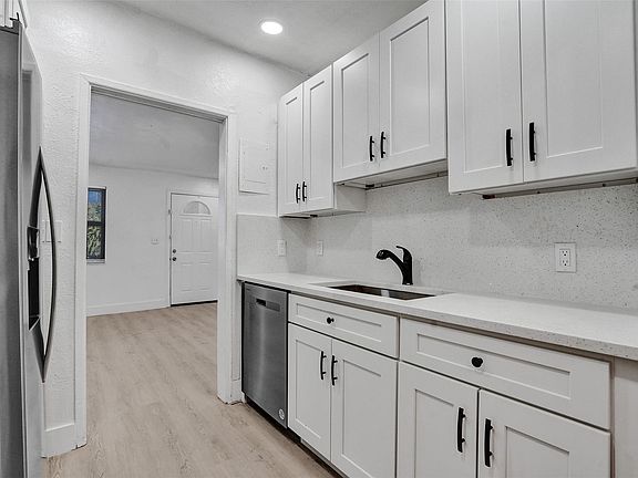 5th image of 1632 Lauderdale Manor Drive