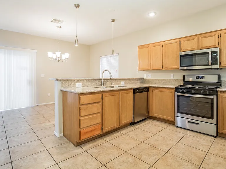 4933 Royal Lake Ave — Photo 7