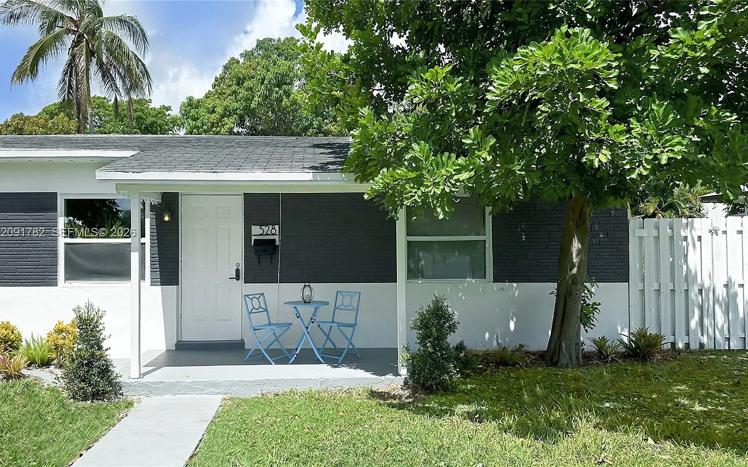 2 bed, 1.0 bath, 1598 sqft, $2,399 — Photo 2