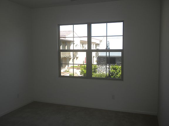 4th image of 914 Grove Ct.