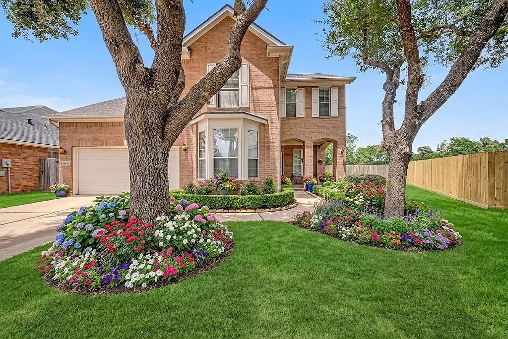 4 bed, 2.5 bath, 2540 sqft, $2,275 — Photo 2