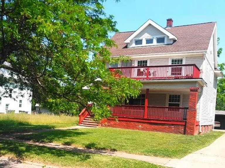 Beautifully updated & well-maintained triplex in central part of Cleveland Heights