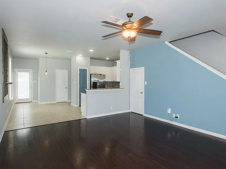 937 Alamo Plaza Dr — Photo 4