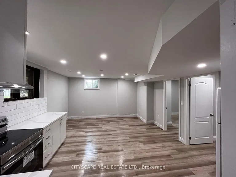 2361 Victoria St N — Photo 19