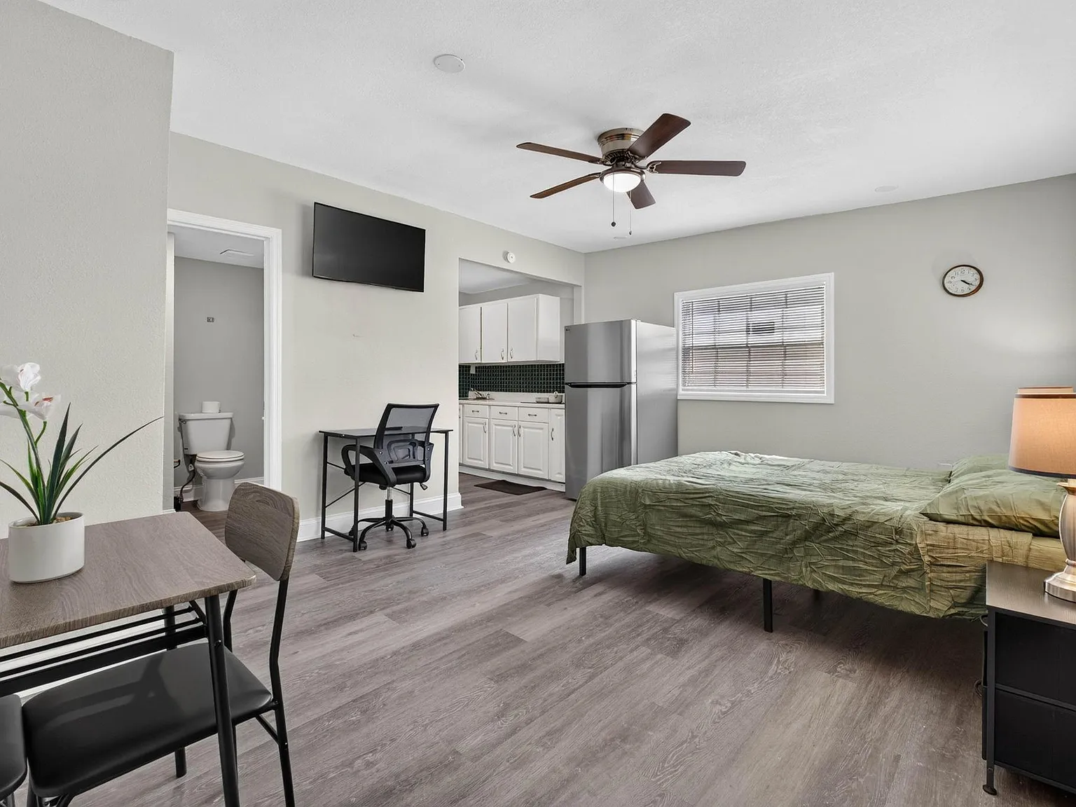 1 bed, 1.0 bath, 300 sqft, $1,594 — Photo 2