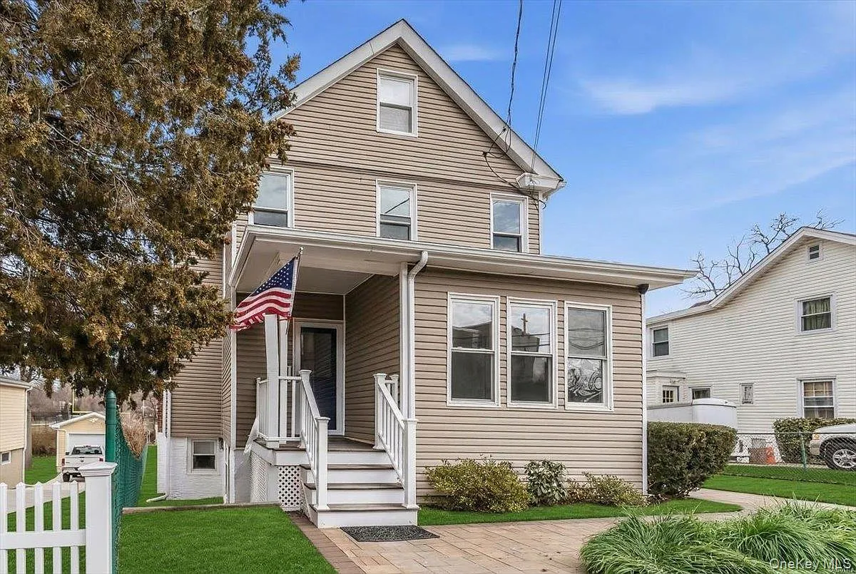 Photo 2 of 16 - 75 Anstice St #2 - Oyster Bay, NY Building Photo - 75 Anstice St #2