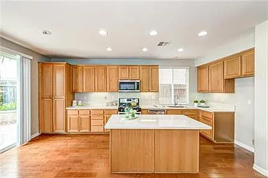 4 bed, 2457 sqft, $4,900 — Photo 2