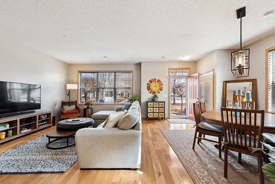 3 bed, 2.5 bath, 1970 sqft, $2,650 — Photo 3