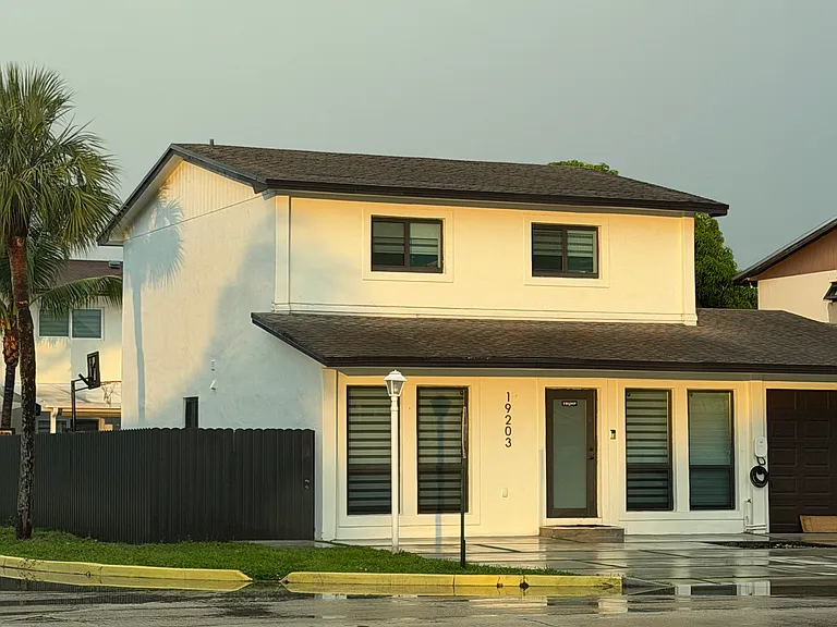 19203 NW 53 Circle Pl — Photo 2