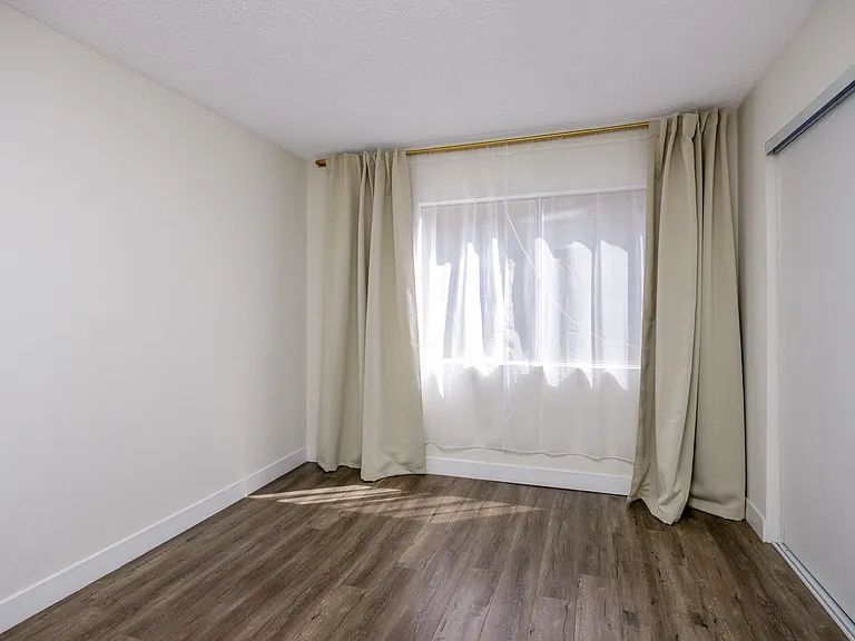 6021 Carlton Way — Photo 7