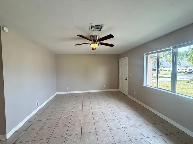 712 SW 3rd Ct — Photo 7