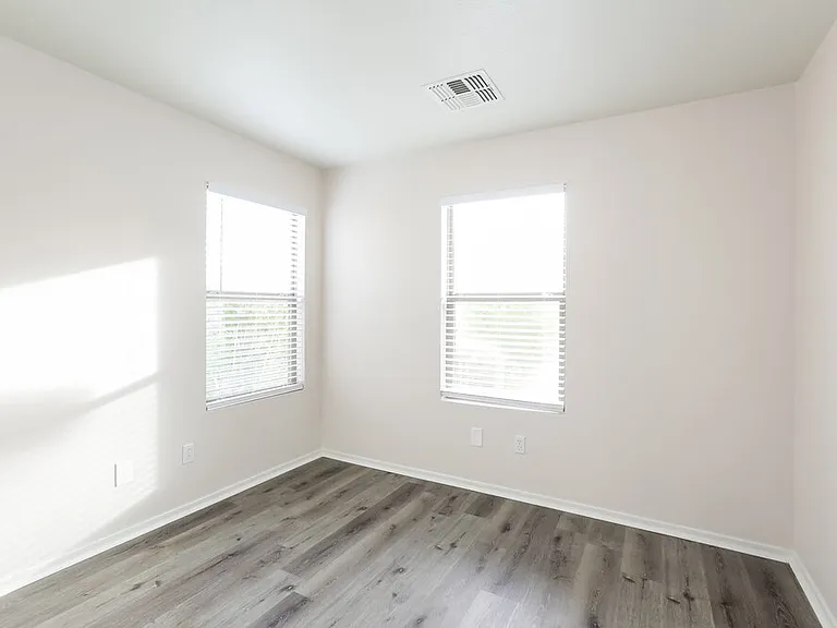 9004 S 4th St — Photo 13