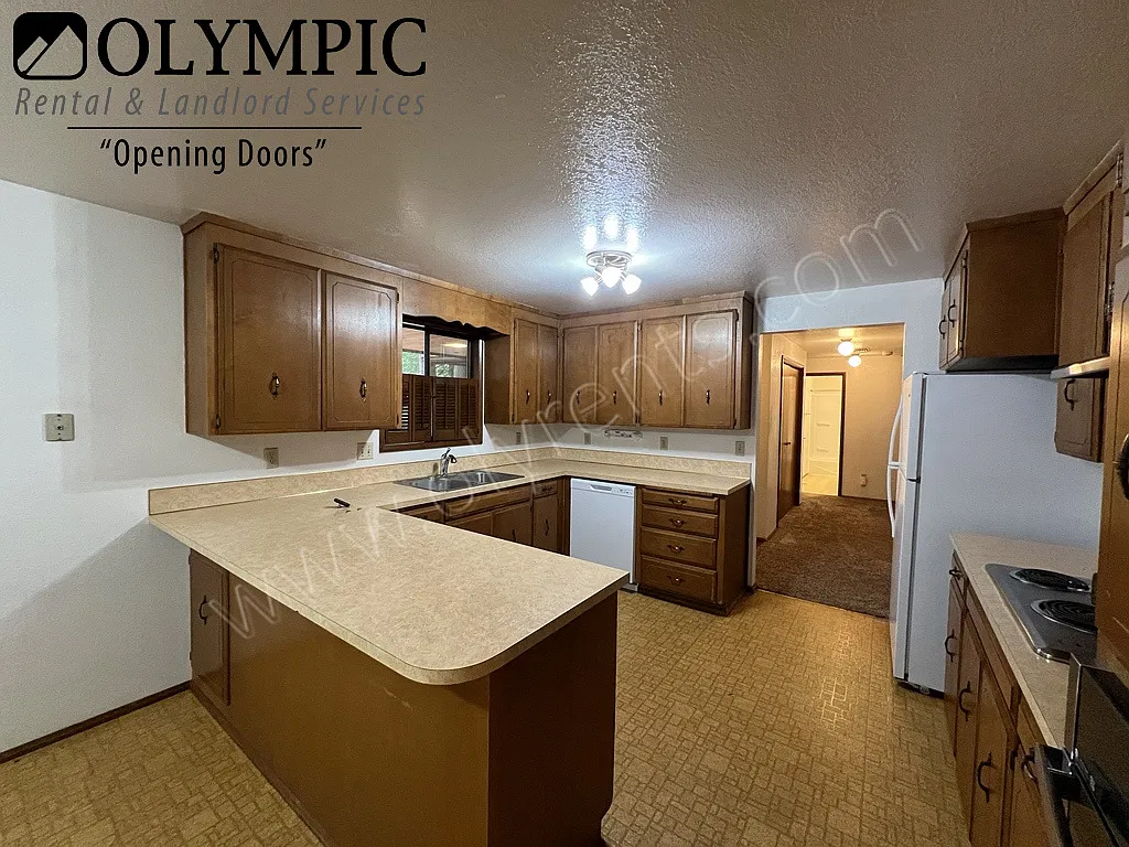 3 Bdrm, 2 Bath Lacey Rambler in Parklike Setting — Photo 4