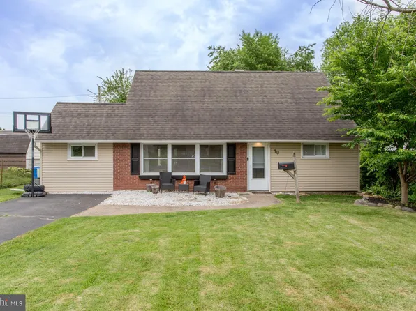 10 Barberry Ln, Levittown, PA 19054