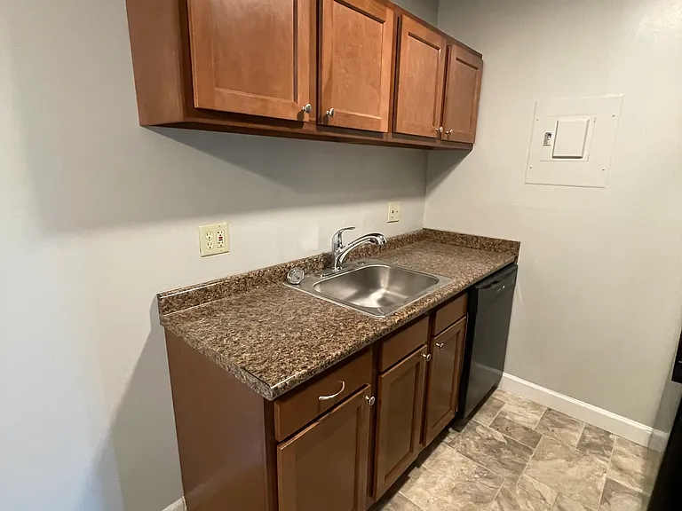 Anderson Square Apartments — Photo 8