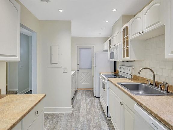 3rd image of 1000 Sea Island Rd #38