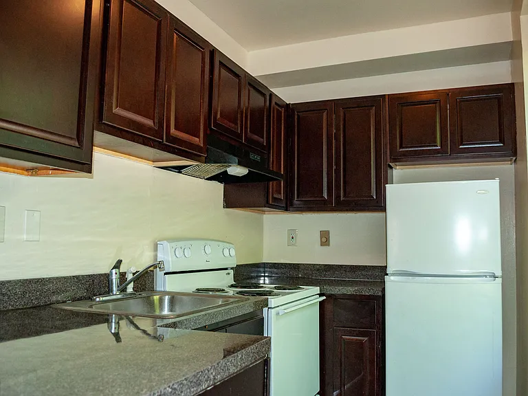 Virginia Arms Apartments — Photo 24