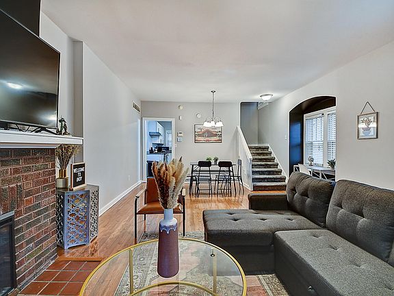 2nd image of 851 N Park Ave