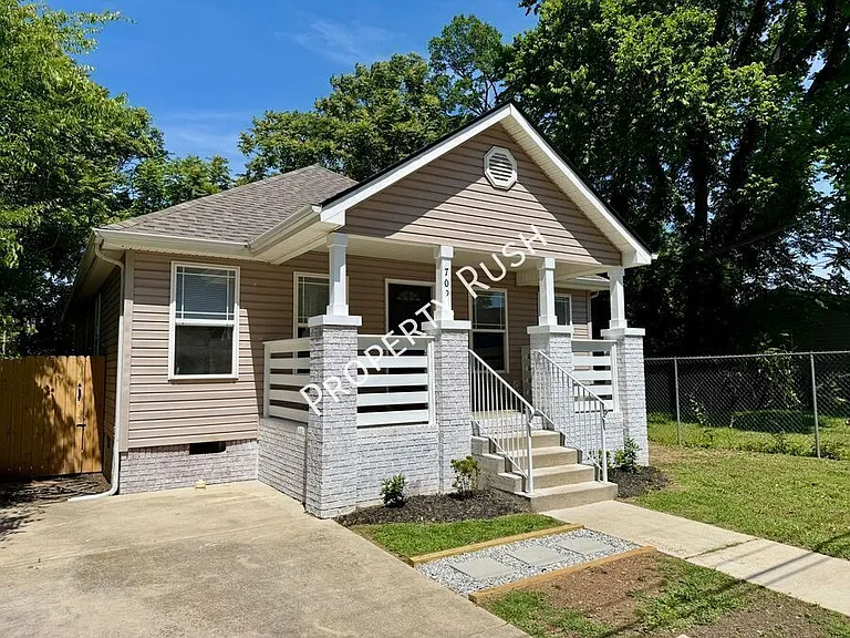 709 N Holly St — Photo 2