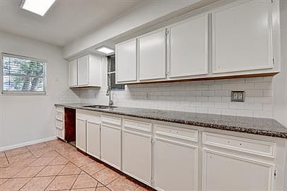 5th image of 219 Schley St