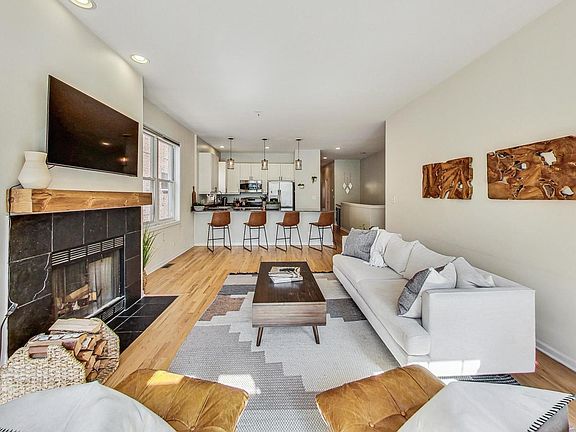 3rd image of 2662 W Montrose Ave #1