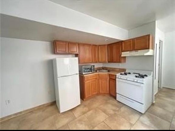 2nd image of 124 Holcomb Ave #2