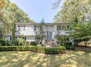 4 Hampton Ct, Manorville, NY 11949