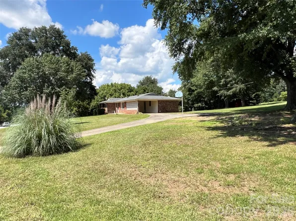 649 Pine Street Ext, Forest City, NC 28043