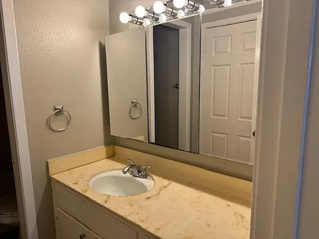 610 W Lucas Dr — Photo 4