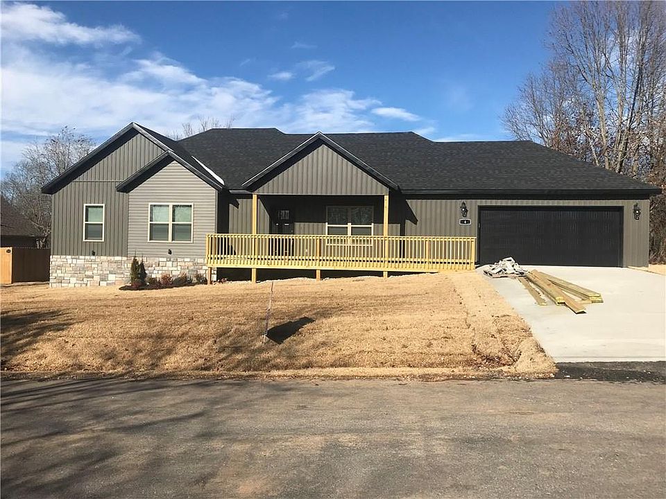 1st image of 4 Lillian Ln