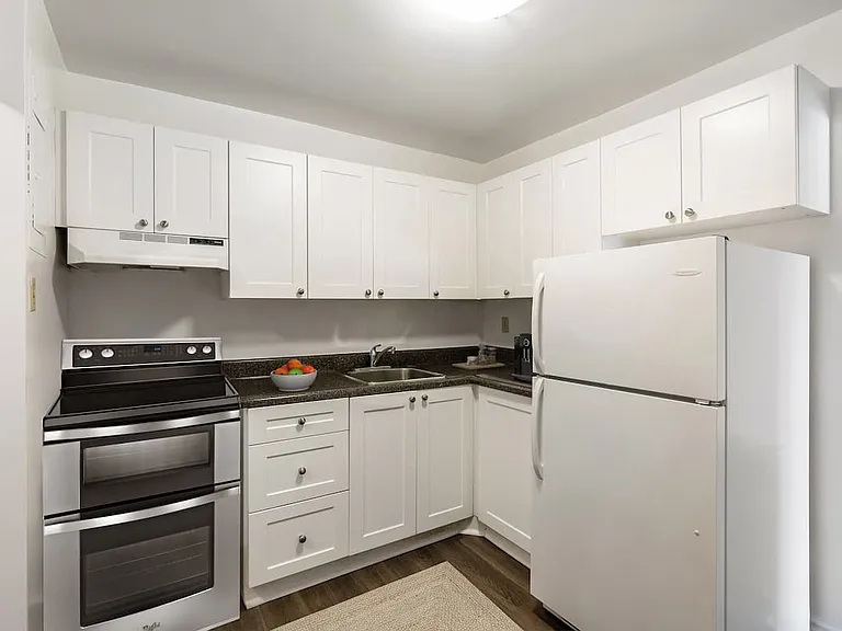 740 Wonderland Rd S — Photo 8