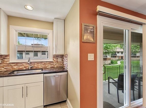 5th image of 211 Washington Sq APT D